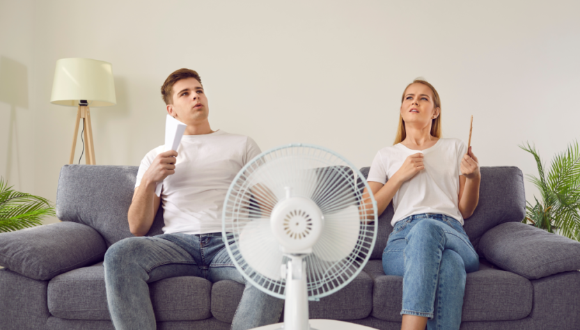 duas pessoas com calor excessivo