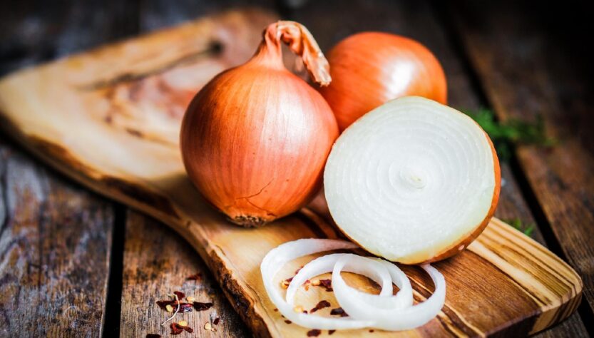 cebola na tabua de cortar